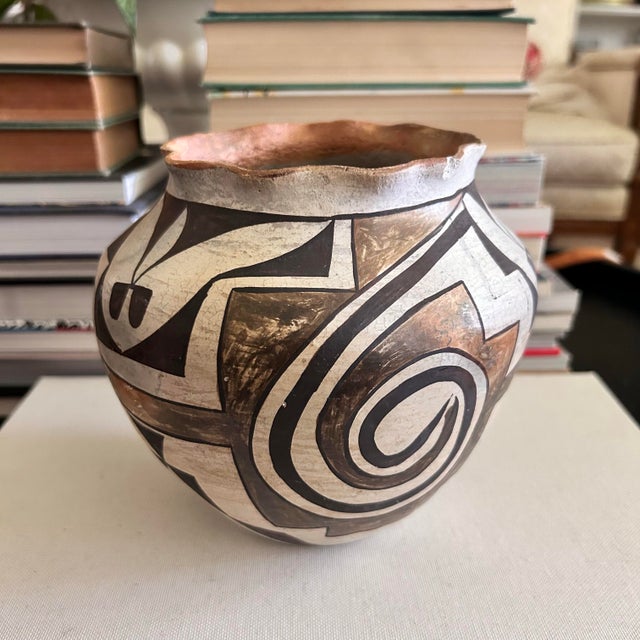 1960s Vintage Acoma New Mexico Hand-Painted Geometric Pottery Vase, 6.5" For Sale - Image 5 of 10