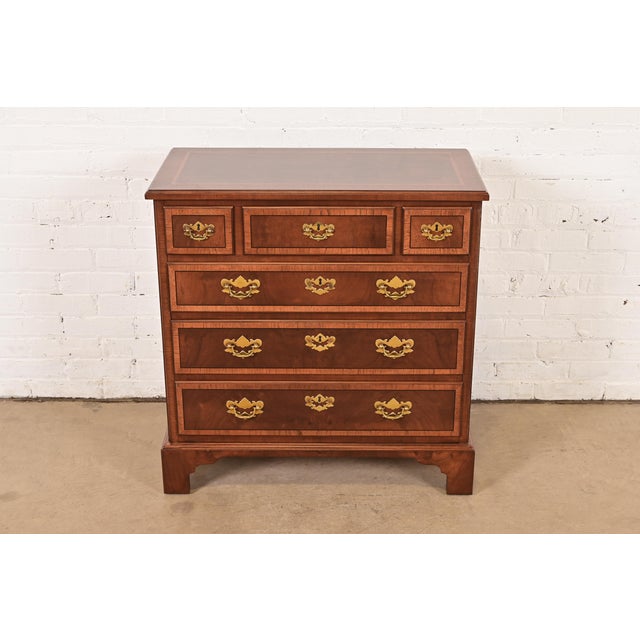 A gorgeous Georgian style six-drawer dresser or chest of drawers By Henredon, "Aston Court" Collection USA, Circa 1980s...