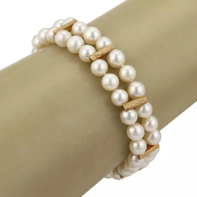 This is a lovely estate pearl bracelet, it is crafted from 14k yellow gold with a textured finish. The piece has a double...