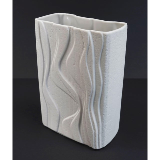 1970s White Porcelain Vase Model 2086 with Matte Glaze Op Art Wave Relief Decor by Heinrich, 1960s For Sale - Image 5 of 11