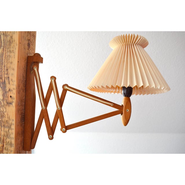 The Le Klint Scissor Lamp Model: 321 was designed by Erik Hansen in the 1950s. - Oak wood - Original lampshade - with...