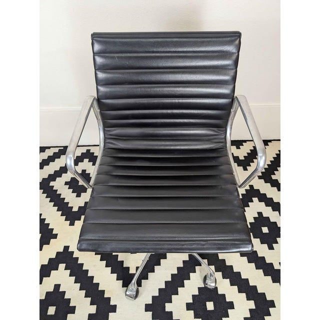 Rare near mint, vintage Italian Herman Miller Issued Charles Eames executive desk chair by ICF de Padova. Only shows one...