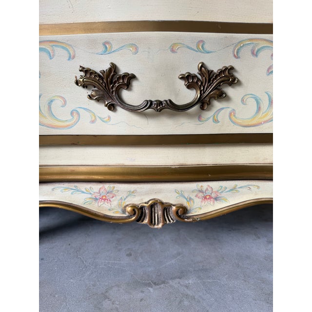 Vintage Karges French Provincial Louis XV-Style Two-Drawer Nightstands – A Pair For Sale In Miami - Image 6 of 13