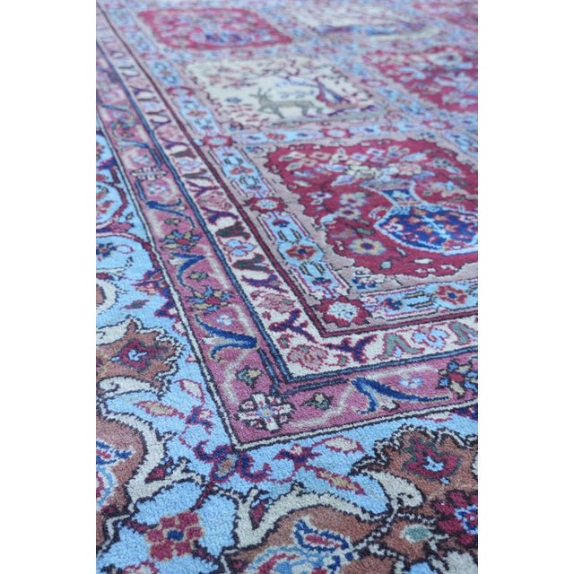 This large, oriental-style rug features elegant patterns and beautiful colors. It measures 397x304 cm. Let your home shine...
