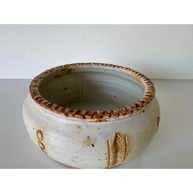 A beautifully handcrafted vintage studio pottery bowl C.1980s, designed in the organic modern style. The bowl features a...