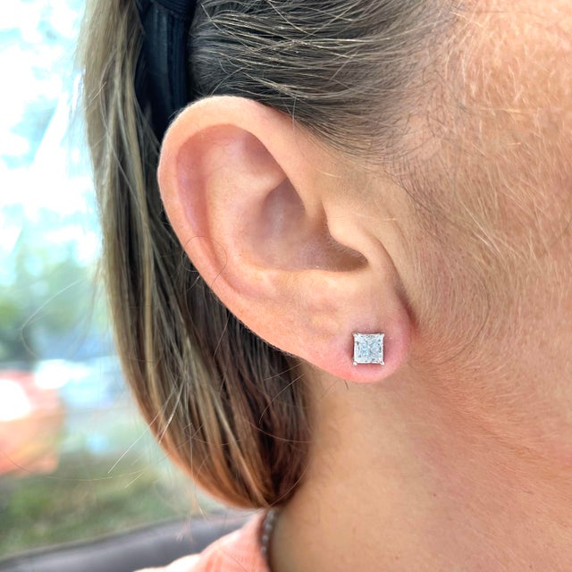 Gender: Ladies Metal Type: 18K White Gold Length: 0.25 inches Weight: 2.36 grams Ladies 18K white gold diamond...