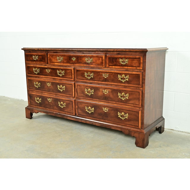 English Henredon Georgian Mahogany and Burl Wood Dresser or Chest of Drawers For Sale - Image 3 of 13