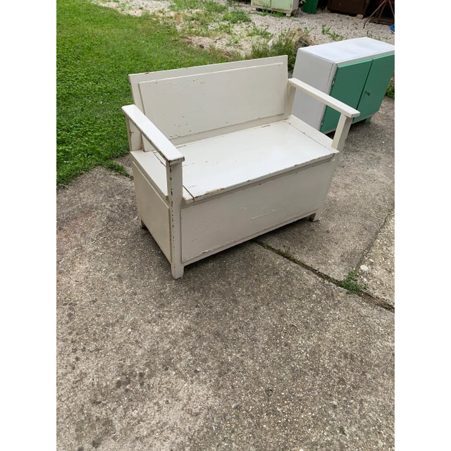 Art Deco storage, 1930 Storage bench with filigree back, circa 1930. Pine. Original painting cleaned. Ready to use...