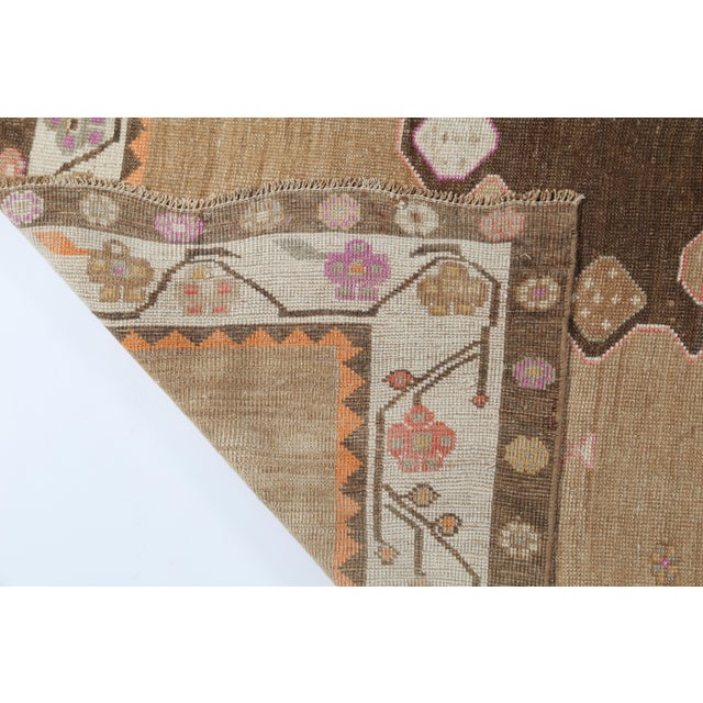 Mid 20th Century Turkish Kars Rug in Taupe, Ivory & Dusty Pink – Handwoven Anatolian Wool -5' 6'' X 10' 8'' For Sale - Image 10 of 12