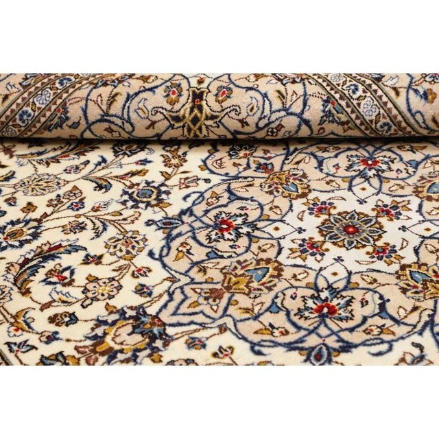 Kashan Rug in Hand-Knotted Wool For Sale - Image 10 of 11