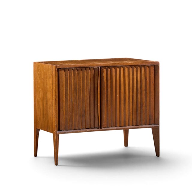 Unagusta Mid Century Walnut Curved Nightstands - Pair For Sale In Chicago - Image 6 of 12