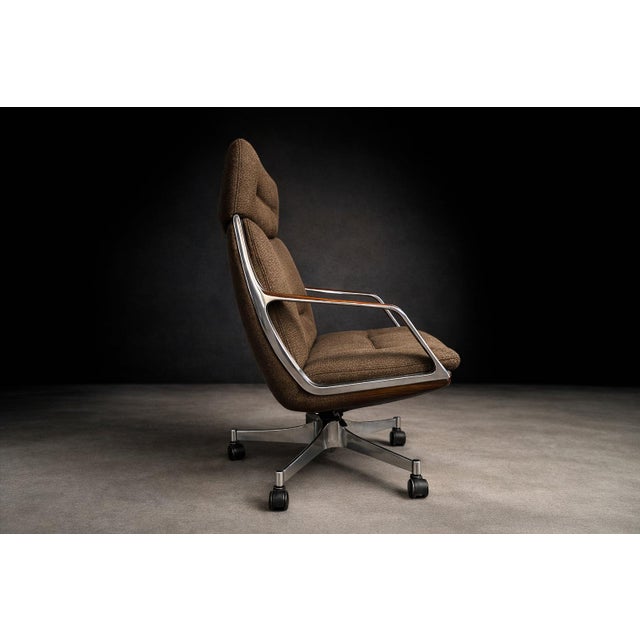 Jorge Zalszupin “Tall Commander” Swivel Chair, 1973 – Fiberglass, Aluminum & Chenille | Brazilian Modern - Lot 888A For Sale - Image 10 of 15