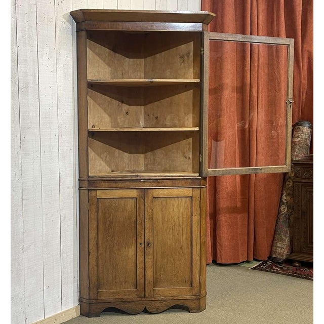 19th century English corner cabinet in oak, mahogany and fir. Furniture that can be disassembled into 2 parts. H=2.11m...