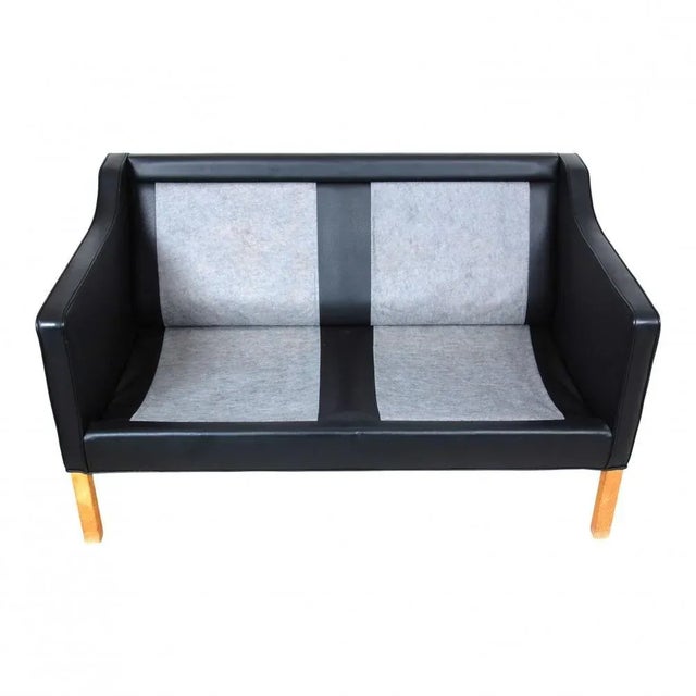Børge Mogensen 2322 2-Seater Sofa in Black Bison Leather and Oak by Børge Mogensen for Fredericia, 1890s For Sale - Image 4 of 9