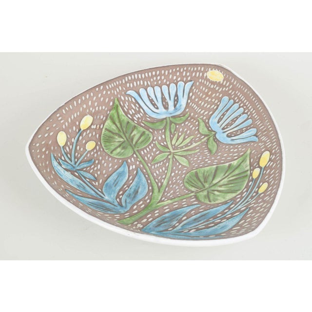 Mari Simmulson for Upsala Ekeby Triangular decorative dish, 1960s. Triangular stoneware decorative dish with hand-painted...