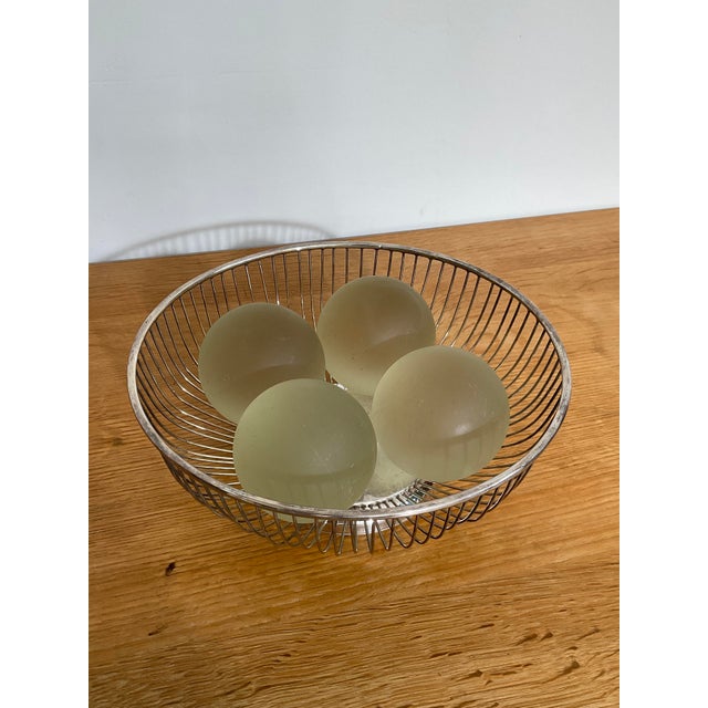 English Vintage Leonard Silverplated Wire Work Round Bread Basket For Sale - Image 3 of 10