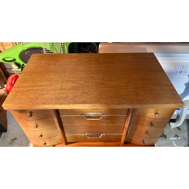 Mid-Century Modern Highboy Dresser – Excellent Condition For Sale In New York - Image 6 of 11