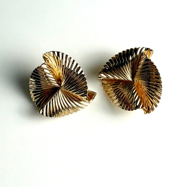 Vintage Tiffany and Co 14k Yellow Gold Ribbon Clip-on Earrings 1 Inch- Set of 2 For Sale In New York - Image 6 of 9