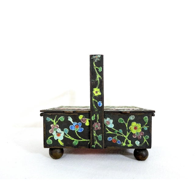 Chinoiserie Antique Chinese Green and Blue Cloisonné Enamel 'Opening' Brass Ashtray With Flowers & Horses For Sale - Image 3 of 9