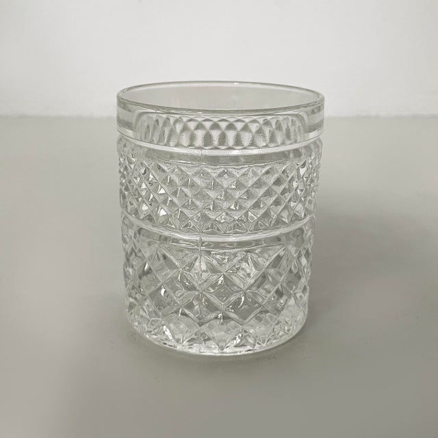 Italian modern round glasses in finely crafted glass, 1970s Set of six round-based glasses with a geometric motif, in...