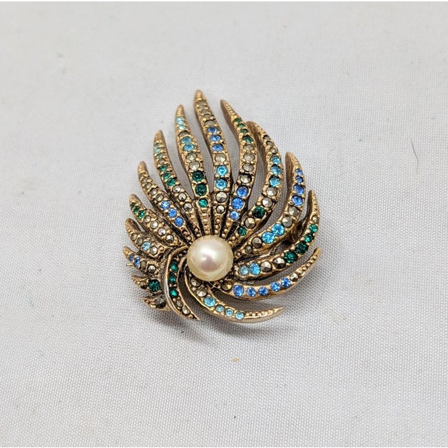 American Vintage 1980s Signed Les Bernard Goldtone Faux-Pearl & Rhinestone Brooch For Sale - Image 3 of 6