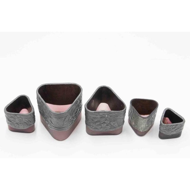 Set of 5 art nouveau pewter vases realized in the early 20th century. Dimensions: h 8.5 x l 9 x 9.5 cm. H 7.5 x l 7.5 x d...