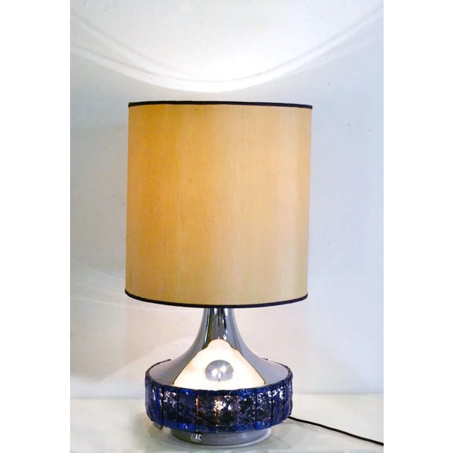 Large table lamp of 1970’s Italian production. Base in chromed metal with application of thick hammered glasses on the...