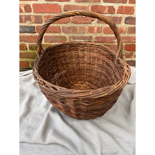 Early 20th Century Large Woven Willow Gathering Basket With Top Handle For Sale In New York - Image 6 of 15