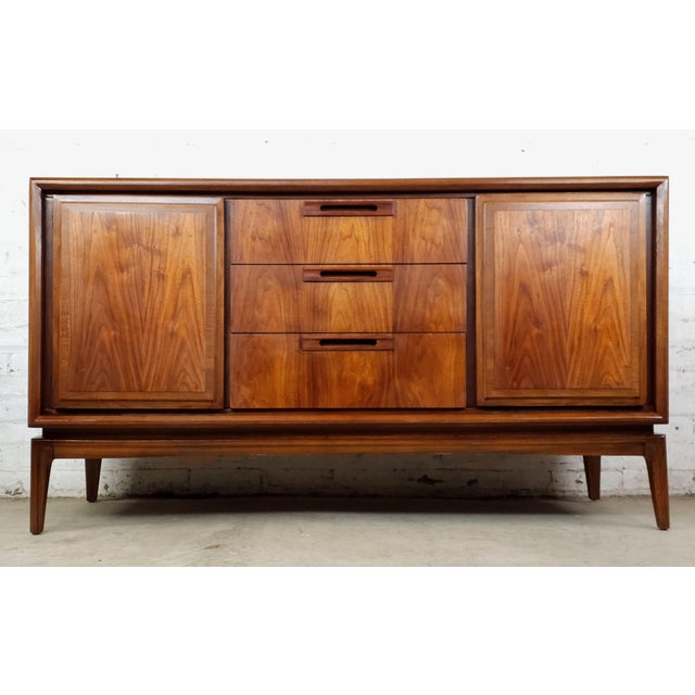 Mid-Century Modern 1960s Slick Restored Mid Century Modern Credenza Walnut United Furniture, Attributed For Sale - Image 3 of 13