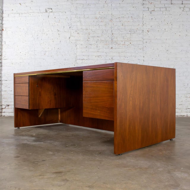 Mid to Late 20th Century MCM to Modern Walnut Executive Desk by Commonwealth Contract Furnishings For Sale - Image 4 of 18