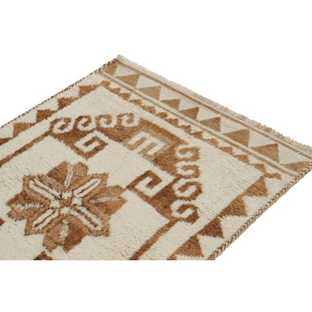 1950s Vintage Tribal Runner in White & Beige-Brown Geometric Patterns For Sale - Image 5 of 7