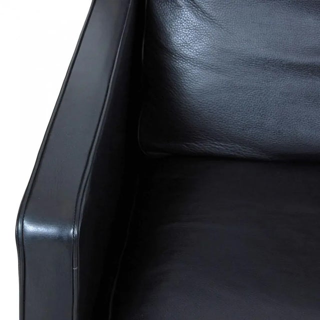 2322 2-Seater Sofa in Black Bison Leather and Oak by Børge Mogensen for Fredericia, 1890s For Sale - Image 3 of 9