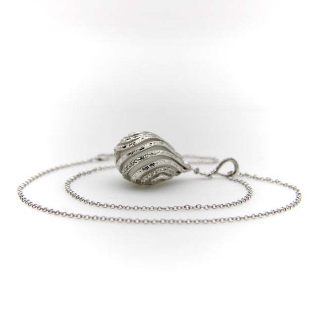 1990s 1990s 18k White Gold Diamond Drop Rock Crystal Necklace With Hand Engraved Cage Setting For Sale - Image 5 of 7