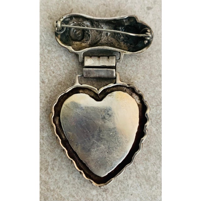 1980’s Dian Malouf Sterling Heart Pin/Brooch, Turquoise & Spiny Oyster Mosaic Center With Rope-Style Surround & Scroll Bar at the Top For Sale - Image 9 of 12