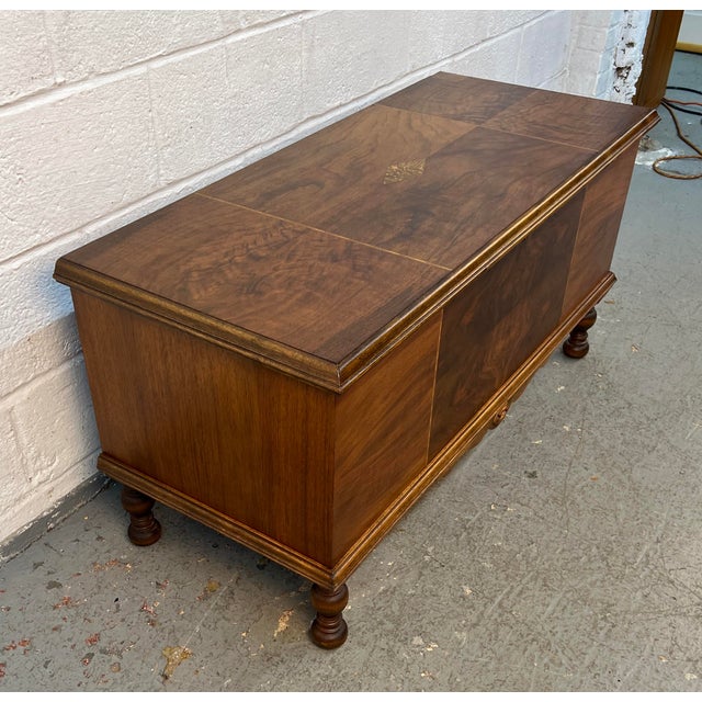 Vintage Figured Walnut Cedar Chest by Dillingham Mfg. Co For Sale In New York - Image 6 of 13