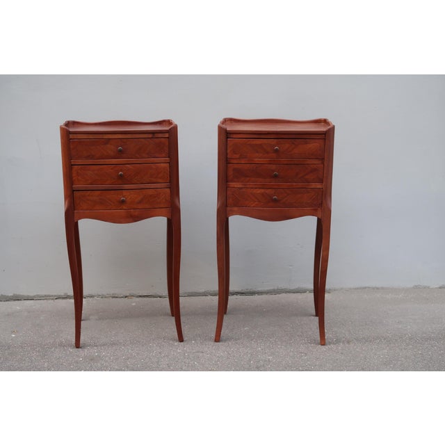 French 1920s Pair of French Louis XV Style Rosewood Side Tables Nightstands For Sale - Image 3 of 13