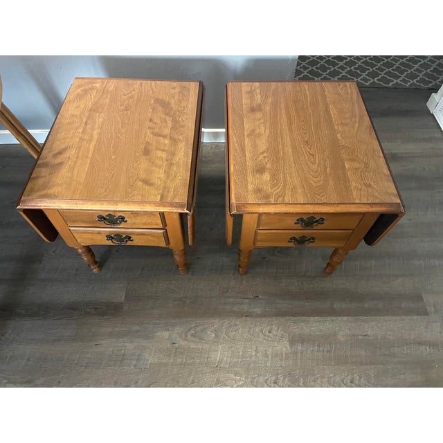 American Pair of Ethan Allen Heirloom Nutmeg Maple Drop-Leaf End Tables – Early American Colonial For Sale - Image 3 of 6