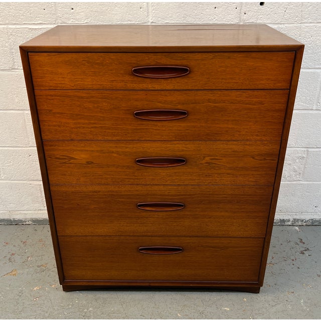 Mid-Century Modern Henredon Circa 60' Mid-Century Modern Walnut Highboy Dresser For Sale - Image 3 of 17