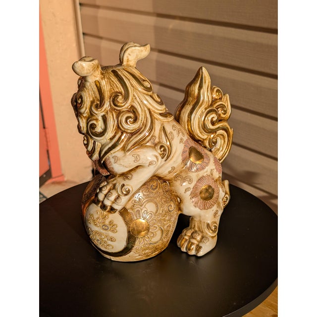 Large Vintage Japanese Kutani Shishi (Foo Dog) Statue – 1980s Showa Era – Guardian of Strength & Fortune For Sale - Image 4 of 5