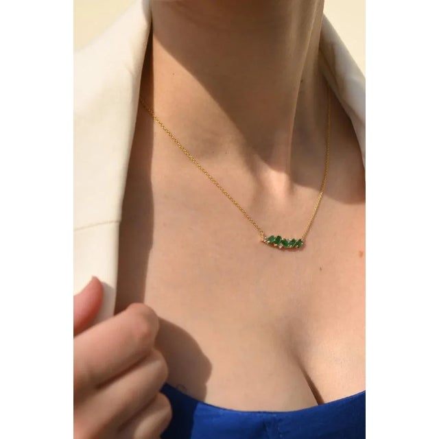 Metal 1.32ct Emerald Bar Pendant Necklace With Diamonds in 14k Yellow Gold For Sale - Image 7 of 15