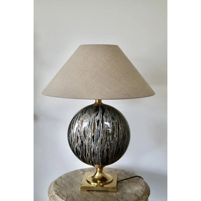 Gold Hollywood Regency Brass & Ceramic Table Lamp in the style of Ruzzo, Italy, 1970s For Sale - Image 8 of 8