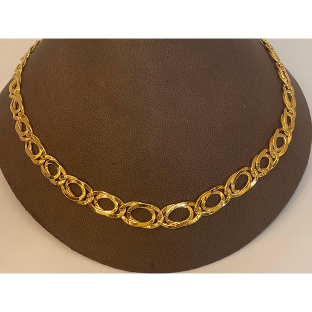 Modern 18 Karat Yellow Gold Hammered Double Oval Graduating Link Necklace 21 Gm For Sale - Image 3 of 8