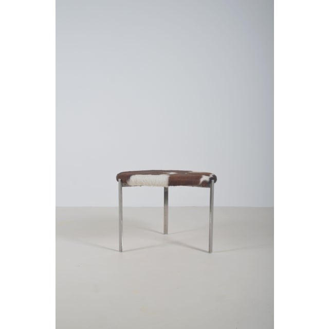 Danish stool with a high-quality metal base and a seat made of high-quality cowhide from Sørensen. Sørensen Leather is an...
