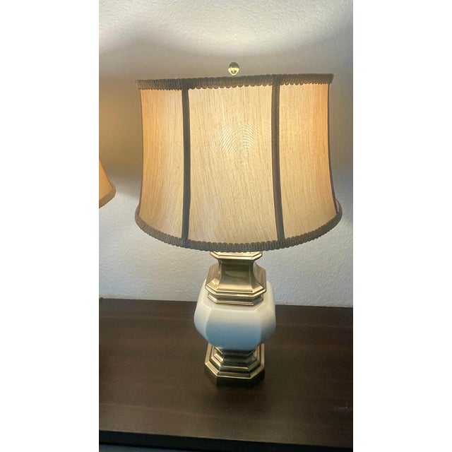 Hollywood Regency Vintage Stiffel Hollywood Regency Style Brass & Cream Porcelain Table Lamps- A Pair For Sale - Image 3 of 18