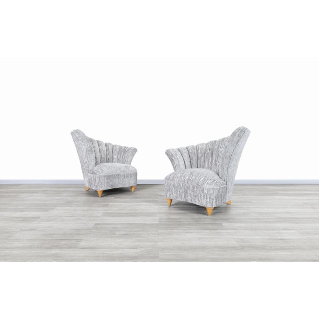 Crafted in the United States during the 1980s, this striking pair of vintage Hollywood Regency lounge chairs captures the...