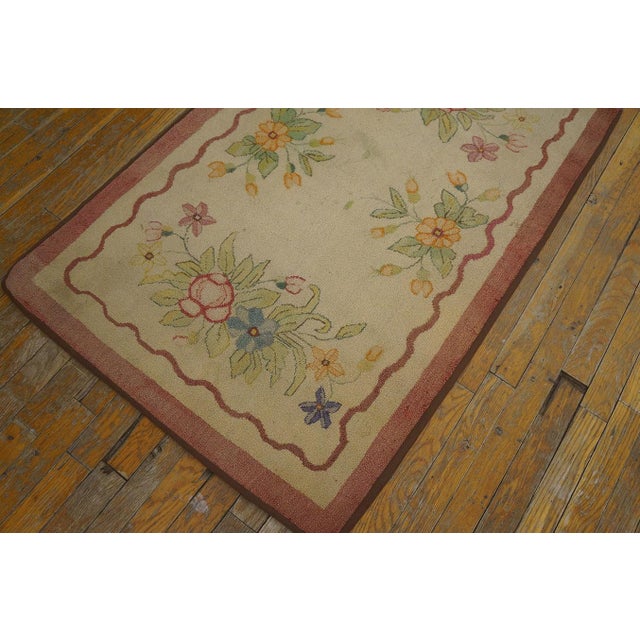 Early 20th Century 1920s Ivory Floral Folk Art Antique American Hooked Rug 2' 7'' X4' 0'' Handknotted Wool Carpet For Sale - Image 5 of 6