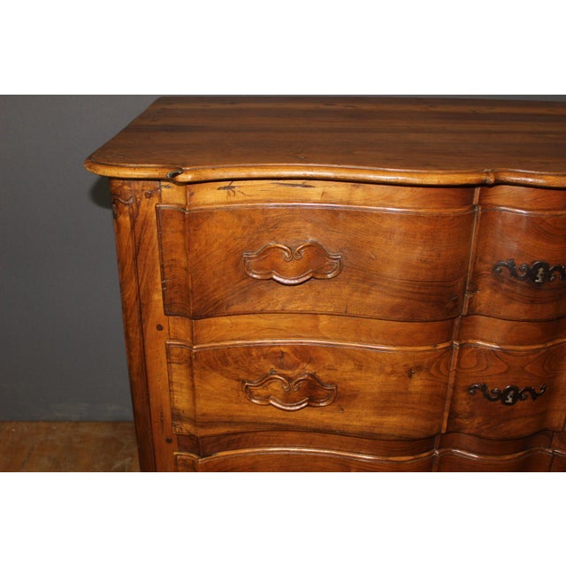 Antique Walnut Crossbow-Shaped Commode, 1750 For Sale - Image 6 of 17