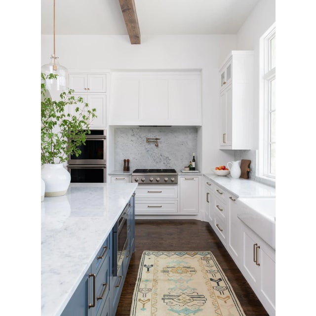 Vintage Turkish Oushak Rug with Romantic Georgian Cottage French Style 03'00 X 05'05. Soft, bespoke vibes meet French...