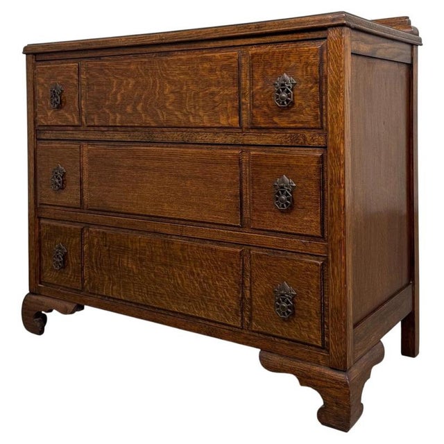 A charming and well-proportioned 20th-century oak chest of drawers, combining practical storage, traditional detailing and...