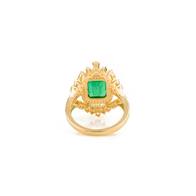 Vintage Emerald Cocktail Ring With Yellow Diamonds in 14k Gold Size 6.5 For Sale In New York - Image 6 of 11